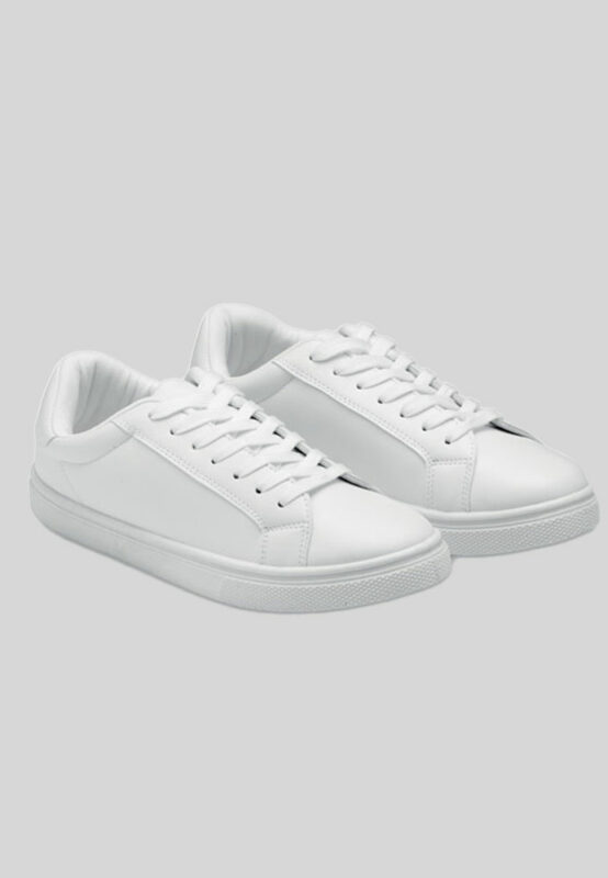 eichte Sneaker aus PU mit Gummisohle und Schnürsenkeln aus Polyester. Größe: 38. Lieferung in weißem Schuhkarton.