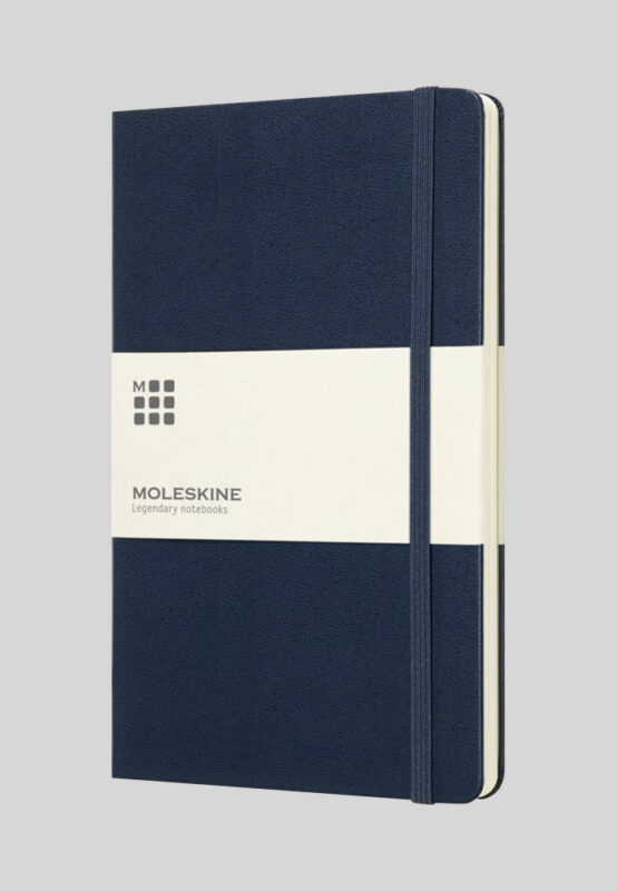 Original Moleskine Hardcover Notizbuch mit gepunkteten Seiten inklusive Logodruck. Notizbuch in blau.