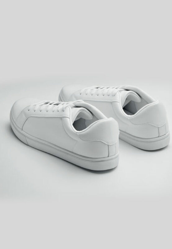 eichte Sneaker aus PU mit Gummisohle und Schnürsenkeln aus Polyester. Größe: 38. Lieferung in weißem Schuhkarton.