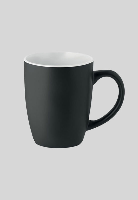 Schwarz-Matte Tasse aus Keramik mit glänzender Innenseite inklusive Logo.