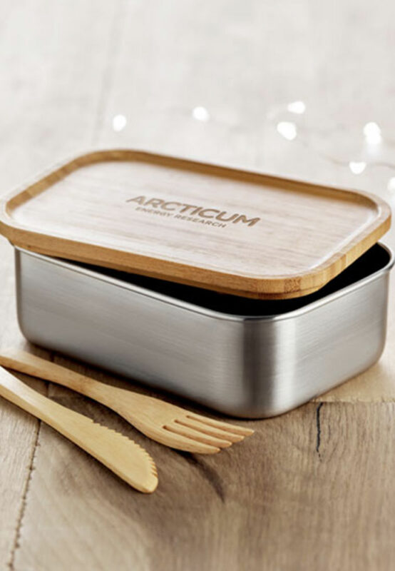 Coole Lunchbox für Mitarbeiter:innen mit Bambusdeckel und Edelstahl mit Gravur.