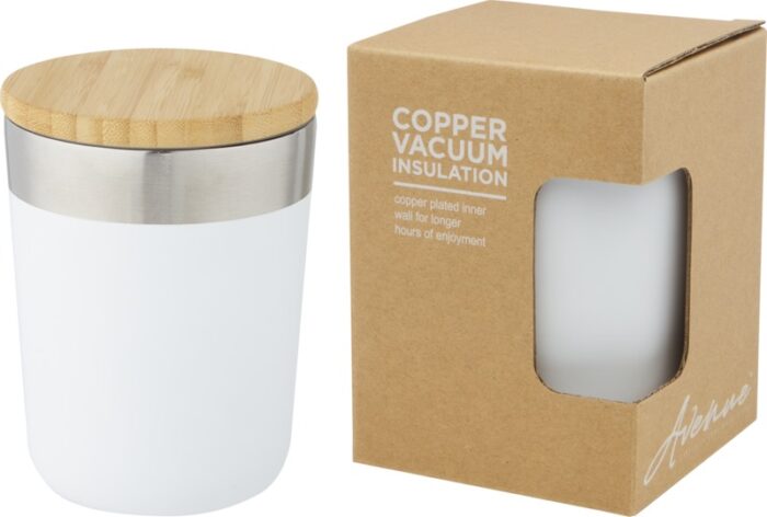 Kupfer-Vakuum-Isolierbecher mit Holzdeckel, neben der Verpackung in Karton.